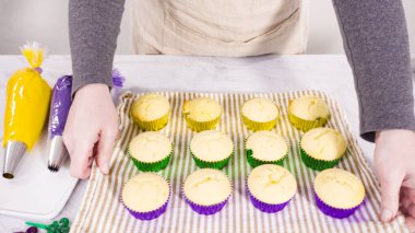 Adım adım. Mardi Gras kutlaması için kremalı İtalyan kremalı vanilyalı kek..