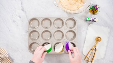 Düz yatıyordu. Adım adım. Kek tepsisini folyolu kek bardaklarıyla dolduruyorum..