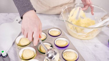 Adım adım. Vanilyalı Mardi Gras keki pişirmek için kek hamurunu folyoya batırıyorum..