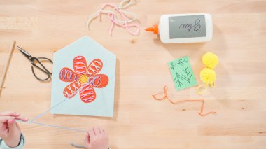 Küçük kız dikiş setiyle dikiş dikmeyi öğreniyor..