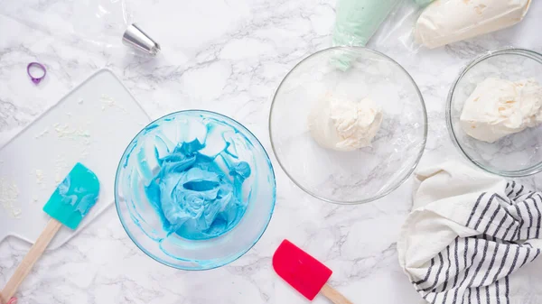 バタークリームの霜降りと食品の着色料を混合 — ストック写真