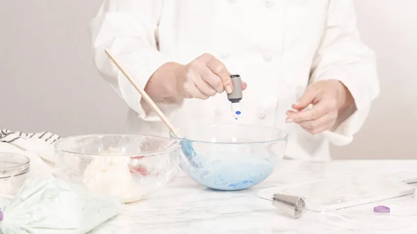 Mezclar Colorante Alimentos Con Glaseado Crema Mantequilla — Foto de Stock