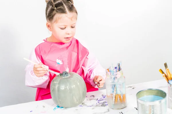 Menina Pintando Abóbora Artesanal Pequena Com Tinta Acrílica Cinza — Fotografia de Stock