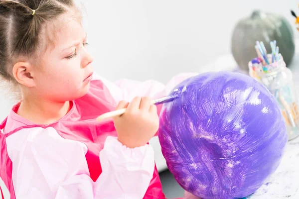 Liten Flicka Måla Små Hantverk Pumpa Med Lila Akryl Färg — Stockfoto