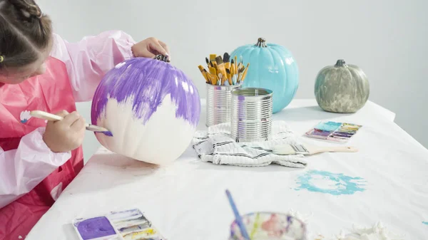 차근차근 장식된 핼러윈 호박을 만들기 아크릴 페인트를 공예품 — 스톡 사진