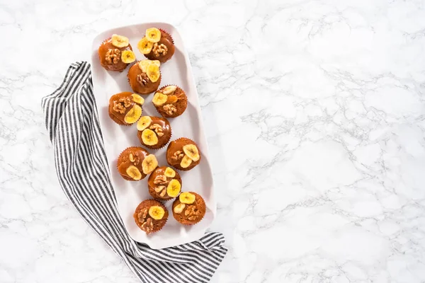 Deitado Bolos Pão Banana Frescos Assados Com Caramelo Caseiro Decorados — Fotografia de Stock