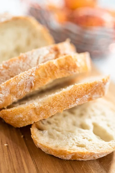 Frisches Brot Scheiben Geschnitten Auf Einem Holzschneidebrett — Stockfoto