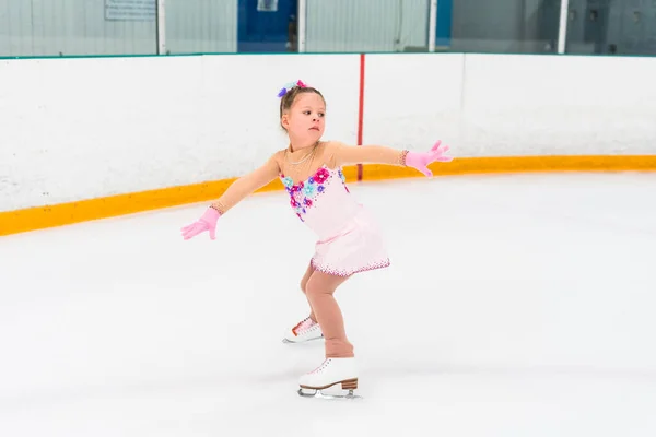 Menina Vestido Muito Rosa Com Flores Praticando Patinação Artística Move — Fotografia de Stock