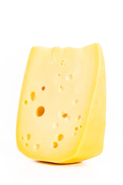 Große Scheibe Halbweicher Magerkäse Auf Weißem Hintergrund — Stockfoto