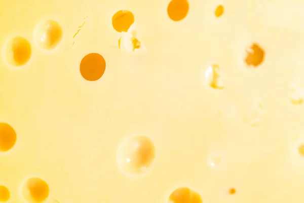 Beyaz Arka Planda Büyük Bir Dilim Yarı Yumuşak Peynir — Stok fotoğraf