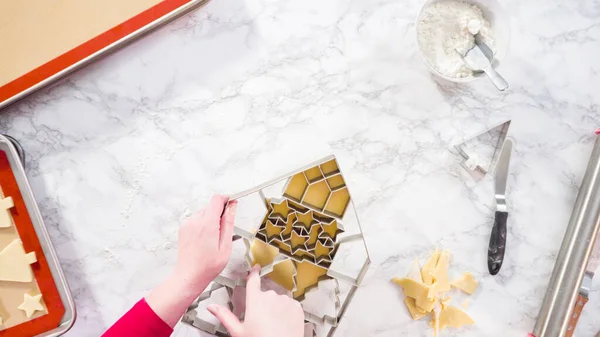 Deitado Cortando Biscoitos Açúcar Com Cortador Biscoito Gigante Natal — Fotografia de Stock