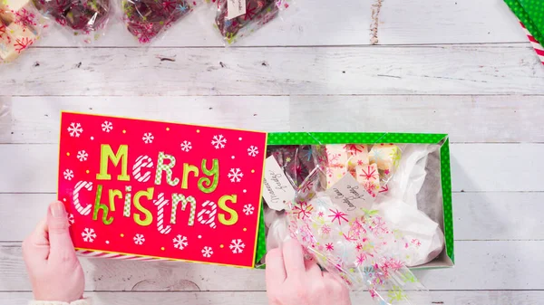 平置きだ 一歩ずつ 手作りのファッジとクッキーをクリスマスギフトボックスにパッケージ化する — ストック写真