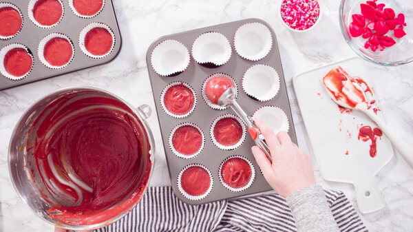 Плоский лежал. Шаг за шагом. Сбор кексовое тесто в фольгу кексы чашки, чтобы испечь красный бархатный кексы.