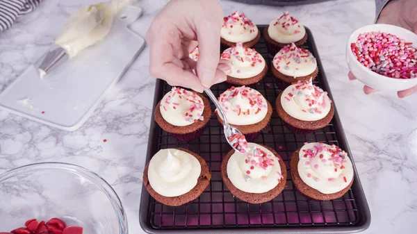 Lépésről Lépésre Díszítő Piros Bársony Cupcakes Fröccsenő Csokoládé Szív Csók — Stock Fotó