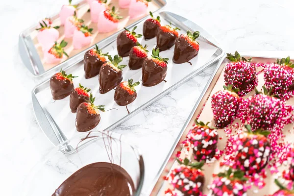 Zubereitung Von Mit Schokolade Überzogenen Erdbeeren Auf Einem Plätzchenblech — Stockfoto