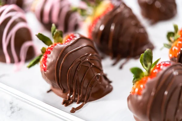 Mit Geschmolzener Schokolade Getränkte Erdbeeren — Stockfoto