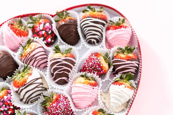 Verscheidenheid Van Chocolade Gedompelde Aardbeien Een Hartvormige Doos — Stockfoto