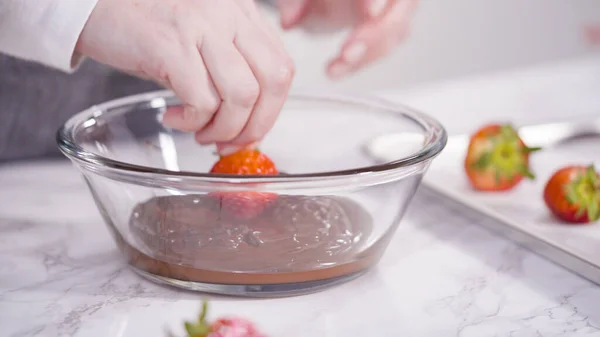 Paso Paso Sumergiendo Fresas Orgánicas Chocolate Derretido —  Fotos de Stock