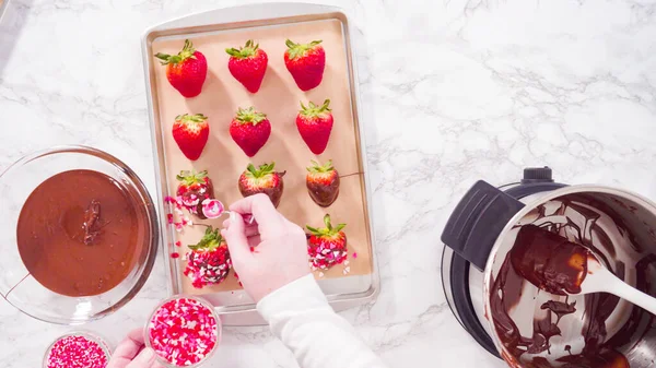 Flach Lag Schritt Für Schritt Schokolade Erdbeeren Mit Streusel Garnieren — Stockfoto