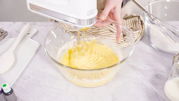 一步一步 将配料混合在搅拌碗中 配以电动搅拌机烘焙香草玛蒂格拉斯纸杯蛋糕 — 图库照片