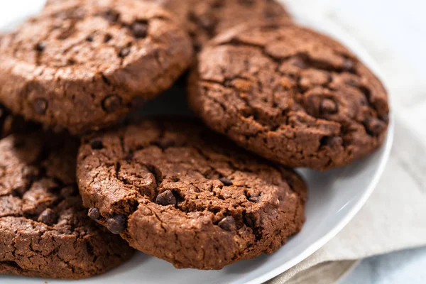 Vers Gebakken Dubbele Chocolade Chip Koekjes Een Witte Plaat — Stockfoto