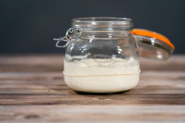 Ekşi mayalı ekmek pişirmek için cam bir mason kavanozunda başlangıç yapıyorum..