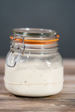 Ekşi mayalı ekmek pişirmek için cam bir mason kavanozunda başlangıç yapıyorum..