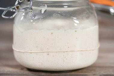 Ekşi mayalı ekmek pişirmek için cam bir mason kavanozunda başlangıç yapıyorum..