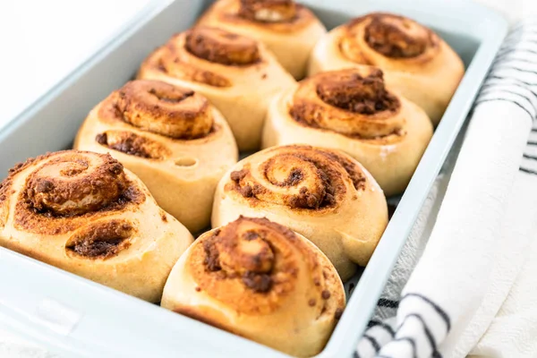 Vers Gebakken Kaneelbroodjes Een Blauwe Bakvorm — Stockfoto