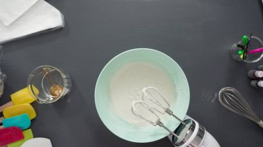 Adım adım. Düz yatıyordu. Şekerli kurabiyeleri süslemek için basit bir kraliyet kreması hazırlıyorum..