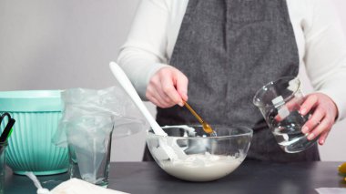 Adım adım. Şekerli kurabiyeleri süslemek için kraliyet kremasına gıda boyası karıştırmak..