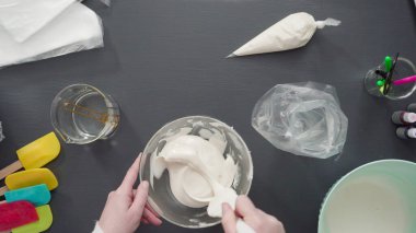 Adım adım. Düz yatıyordu. Şekerli kurabiyeleri süslemek için boru çantasına kraliyet kreması döküyorum..