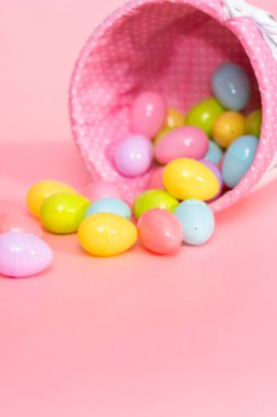 Pembe bir arka plan üzerinde paskalya yumurtaları ile Paskalya sepeti.