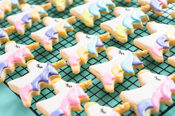 Biscuits Sucre Licorne Décorés Glaçage Royal Paillettes Alimentaires Sur Fond — Photo