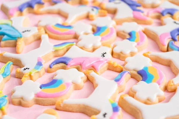 Unicorn Sugar Cookies Dekorerad Med Kunglig Isbildning Och Mat Glitter — Stockfoto