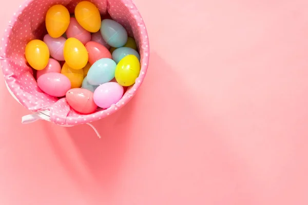 Platte Lag Easter Basket Met Paaseieren Een Roze Achtergrond — Stockfoto
