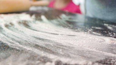 Bireysel küçük pizzalar için pizza hamuru hazırlıyorum..