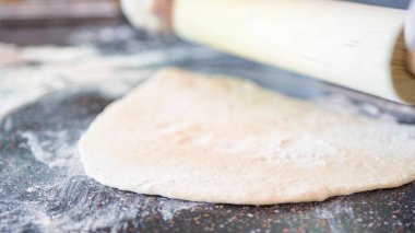 Bireysel küçük pizzalar için pizza hamuru hazırlıyorum..