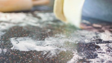 Bireysel küçük pizzalar için pizza hamuru hazırlıyorum..