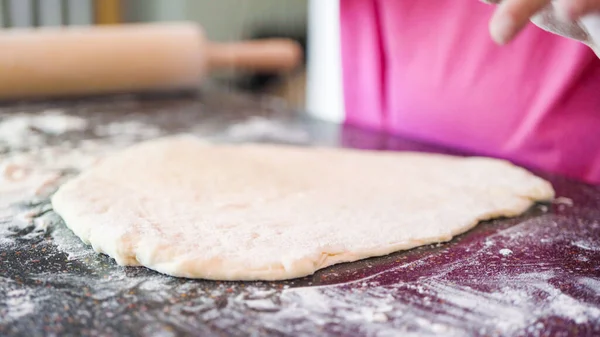 Kleines Mädchen Rollt Pizzateig Für Kleine Pizzen Aus — Stockfoto