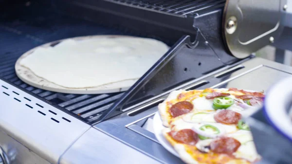 Готовить Пиццу Открытом Газовом Гриле — стоковое фото