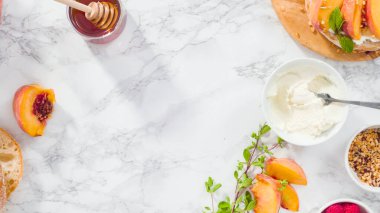 Düz yatıyordu. Adım adım. Organik şeftali ve böğürtlenli ricotta tostu yapıyorum..