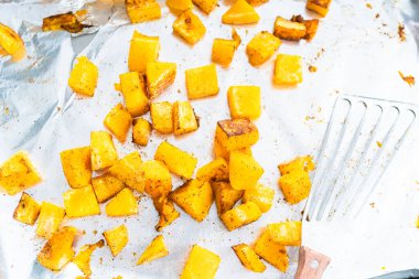 Zeytinyağında tuzlu ve biberli kızarmış tereyağlı kabak..