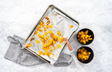 Düz yatıyordu. Zeytinyağında tuzlu ve biberli kızarmış tereyağlı kabak..