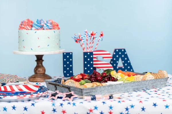 Gateau Biscuits Et Plateau De Collation Aux Fruits Et Legumes A La Fete Du 4 Juillet Blanc Snacks Sante Stock Photo