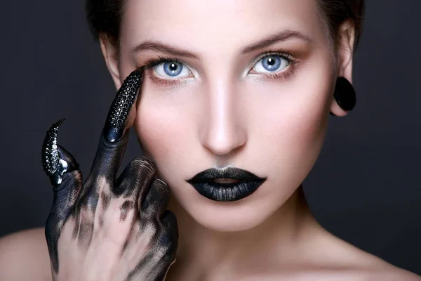 Chica gótica con labios negros — Foto de Stock