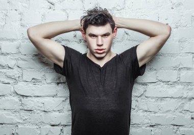 Duygusal Asyalı adam