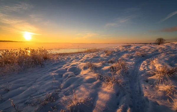 Winter landscape with snow, ocean, sea, blue sky, road, sunshine, ice. — Stock Photo, Image