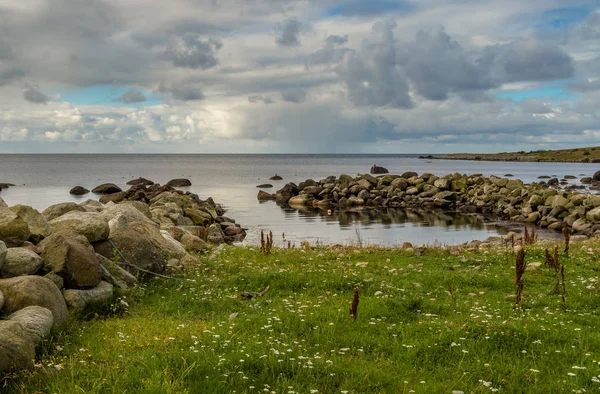 Wellenbrecher, Meer und Himmel bei lista in Südnorwegen — Stockfoto