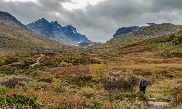 Man loopt naar de bergen van Hurrungane in Jotunheimen Noorwegen — Stockfoto